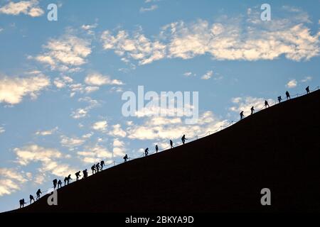 Bergsteiger am Uluru oder Ayers Rock vor dem Verbot, Northern Territory, Australien Stockfoto