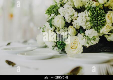 Love Table Setup, Hochzeit Gäste Tisch, Empfang Layout in weiß Stockfoto