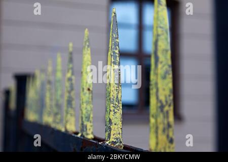 Eisenzaun mit scharfen Spitzen in gelb, Schutz für militärische Bereich Stockfoto