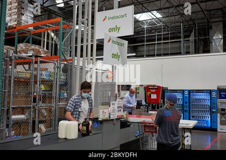 Die Kasse von Instacart in einem Costco-Geschäft in Tigard, Oregon, während der Coronavirus-Pandemie, die am Dienstag, den 5. Mai 2020, zu sehen war. Stockfoto