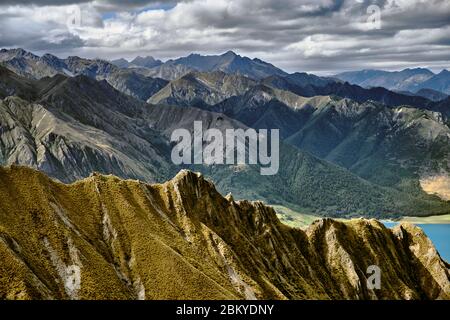 Blick auf die Berge rund um den Hawea-See von Isthmus Peak, The Neck, Otago. Stockfoto