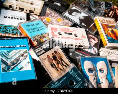 Auswahl an populärer Musik auf Tonbandkassette aus den 1970er, 1980er und 1990er Jahren Stockfoto