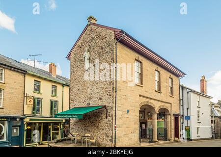 Haye-on-Wye, Großbritannien, 2. April 2019: Das Rathaus aus dem Jahr 1840. Es ist auf dem Gelände der ursprünglichen Halle in der Herrschaft von James gebaut !. Die Statue auf Th Stockfoto