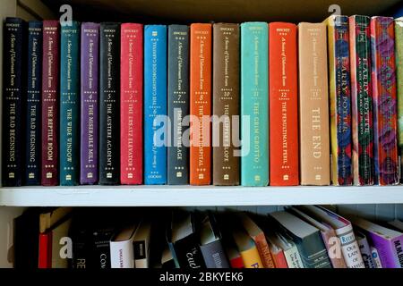 Reihe von Hardcover-Buch Stacheln der Zitrone Snickets A Series of Peunteate Events Bücher auf einem Bücherregal zu Hause, neben Harry Potter Bücher. Stockfoto