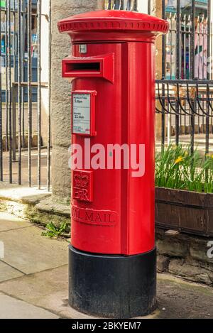 Hay-on-Wye, Großbritannien, 2. April 2019: Traditionelle rote Briefkasten. Stockfoto