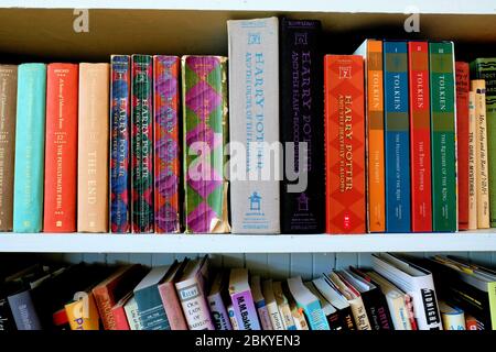 Harry Potter, Lemony Snicket und Tolkien Buchdornen auf einem Bücherregal zu Hause; persönliche Sammlung von Kinder- und Jugendliteratur. Stockfoto