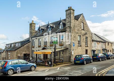 Hay-on-Wye, Großbritannien, 2. April 2019: Das Kilverts Inn bietet Unterkünfte mit einem Restaurant, kostenfreie Privatparkplätze, eine Bar und einen Tennisplatz. Stockfoto