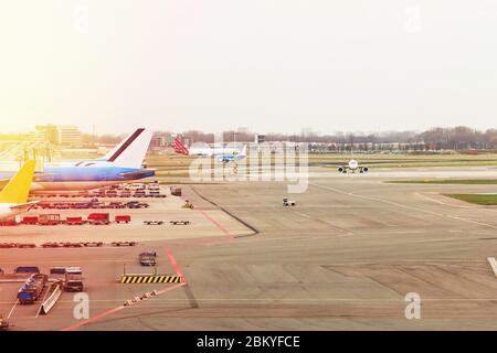 Flughafen mit Flugzeugen am Terminal Gate bereit für den Start, internationaler Flughafen bei Sonnenuntergang Stockfoto