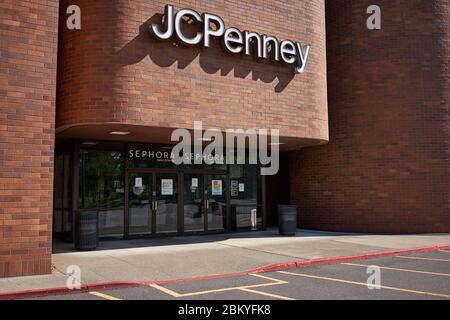 Das SEPHORA-Schild ist am Eingang zu einem geschlossenen JCPenney-Laden zu sehen. JCPenney reichte eine einstweilige Verfügung ein, da Sephora aus den Geschäften herausziehen wollte. Stockfoto