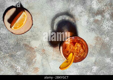Draufsicht auf altmodischen Cocktail mit starkem Richtlicht bilden harten Schatten Stockfoto