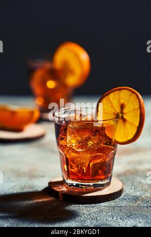 Cocktail altmodisch mit hartem Licht und harten Schatten. (Foto mit weichem Fokus und geringer Schärfentiefe) Stockfoto