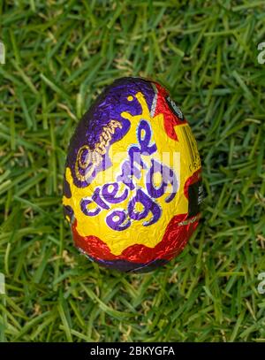 Cadbury Creme Egg, das erste Mal von Cadbury's im Jahr 1963 eingeführt und beliebt zu Ostern auf der ganzen Welt. Stockfoto