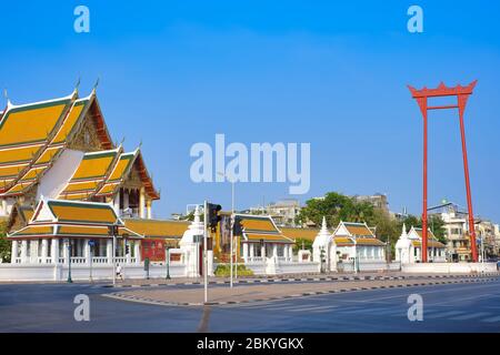 Die Riesenschaukel (Sao Ching-Chaa) in Bamrung Muang Rd., im alten Teil von Bangkok (Rattanakosin Island), Thailand, und (links) Tempel Wat Suthat Stockfoto
