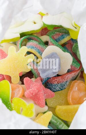 Farbe weiche Marmelade in Papiertüte gesetzt. Mehrfarbige Kaubonbons. Obst Aromen. Draufsicht Tapete Nahaufnahme Stockfoto