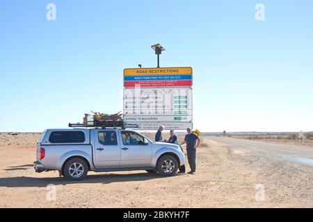 Outback-Reisende am Beginn des Oodnadatta Track, Marree, South Australia, Australien Stockfoto