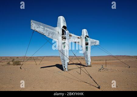 'Plane Henge', ein Robin Cooke Kunstwerk im Mutonia Sculpture Park auf dem Oodnadatta Track, South Australia, Australien Stockfoto