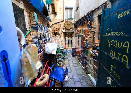 29.10.2014. Venedig. Italien. Buchhandlung Libreria Acqua Alta Stockfoto