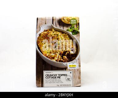 Alberton, Südafrika - ein Container von Crunchie gekrönt Cottage Pie von Woolworths Essen isoliert auf einem klaren Hintergrundbild mit Kopierraum Stockfoto