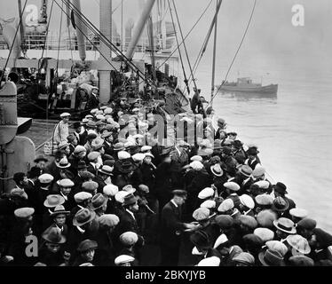 Immigranten, die mit dem Schiff auf Ellis Island in New York ankommen. Stockfoto