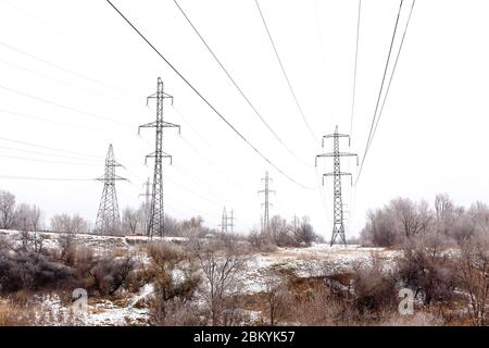 Unterstützt Hochspannungsleitungen im Winter Stockfoto