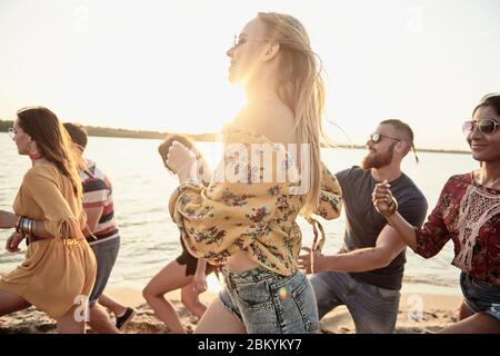 Gruppe von jungen Leuten am Strand Stockfoto