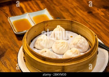 Ein Bambus korb Schwein Suppe Knödel (xiaolongbao) in einem kleinen Restaurant in Shanghai. Stockfoto