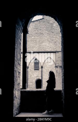 Schönes Mädchen in Schloss von Cardona Stockfoto