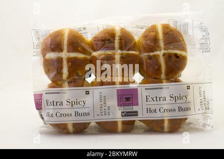 Alberton, Südafrika - ein Päckchen mit sechs extra würzigen Hot Cross Brötchen von Woolworths Food isoliert auf einem klaren Hintergrundbild mit Kopierraum Stockfoto