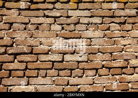 Horizontale Wandstruktur von mehreren Reihen alter Ziegel Stockfoto