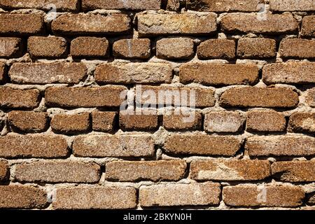 Horizontale Wandstruktur von mehreren Reihen alter Ziegel Stockfoto