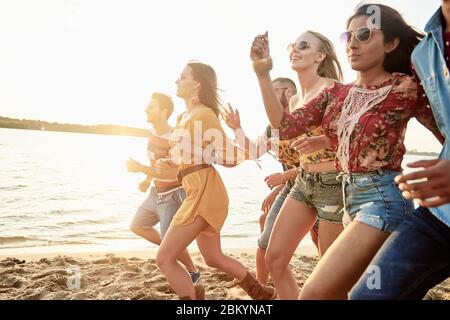 Bild von Menschen am Strand laufen Stockfoto