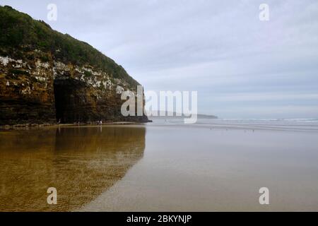 Blick auf den Eingang der Kathedrale Höhlen vom Strand bei Ebbe. Stockfoto