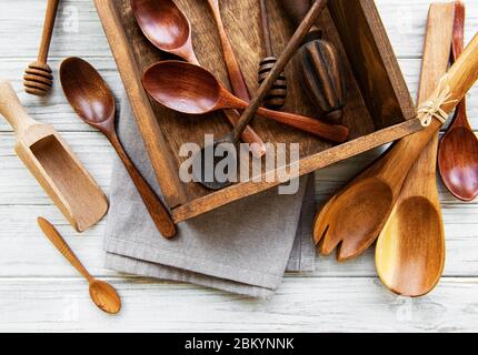 Blick von oben auf ein Holzbesteck Küchengeschirr in alten Holzkasten. Draufsicht Stockfoto
