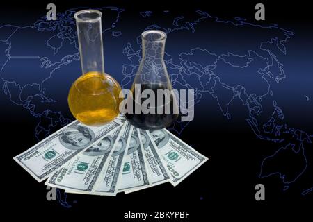 Die Preise für Rohöl und Benzin Konzept Bild. Chemische kontert mit den hellen und dunklen Flüssigkeiten innerhalb und US Dollar Banknoten unter es auf rustikalen Holzmöbeln bac Stockfoto