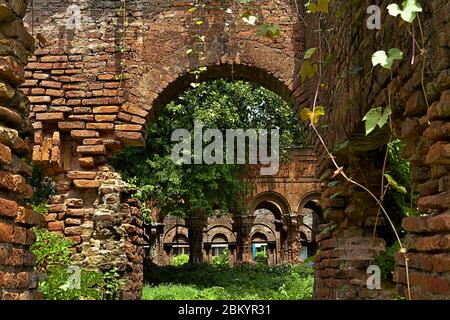 Die Ruinen von Tamluk Rajbari, einem alten Palast der Mayura-dhwaja (Peacock) Dynastie am Rande der Tamluk Stadt, Purba Medinipur, West Bengalen, Indien. Stockfoto