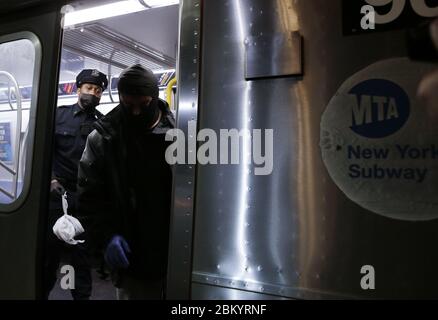 New York, New York, USA. Mai 2020. NYPD Polizeibeamte begleiten Obdachlose und andere, die in den U-Bahn-Autos bleiben wollen, nachdem die U-Bahnen am Mittwoch, den 6. Mai 2020 in New York geschlossen sind. Aufgrund der Coronavirus-Pandemie zum ersten Mal in der Geschichte der MTA halten Beamte regelmäßig geplanten Nachtdienst. Am 30. April: Gouverneur Andrew Cuomo und Bürgermeister Bill de Blasio, kündigte an, dass die MTA Züge zwischen 1 und 5 Uhr morgens aussetzen wird, um das System alle 24 Stunden gründlich zu reinigen. Quelle: UPI/Alamy Live News Stockfoto