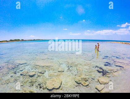 Wunderschöner Sandstrand mit transparentem kristallklarem Wasser im Sommer in Salento, Apulien, Italien Stockfoto