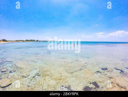 Wunderschöner Sandstrand mit transparentem kristallklarem Wasser im Sommer in Salento, Apulien, Italien Stockfoto