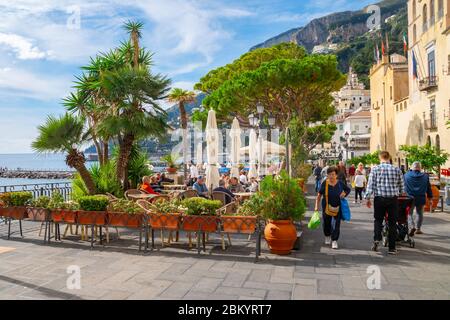 Amalfi, Italien - 1. November 2019: Amalfi Stadtbild an der Mittelmeerküste Stockfoto