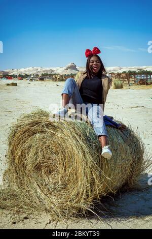 Ein afrikanisches Modell posiert in der Wüste, Stockfoto