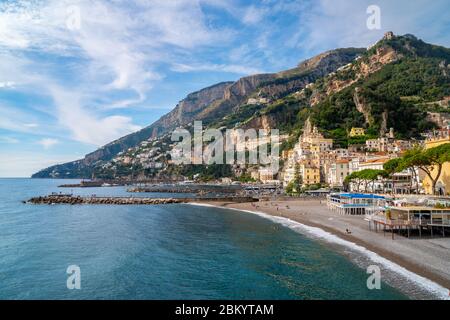 Amalfi, Italien - 1. November 2019: Amalfi Stadtbild an der Mittelmeerküste Stockfoto