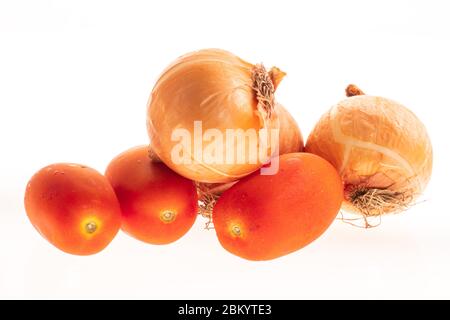Tomate und Zwiebeln orange isoliert auf weißem Hintergrund Stockfoto