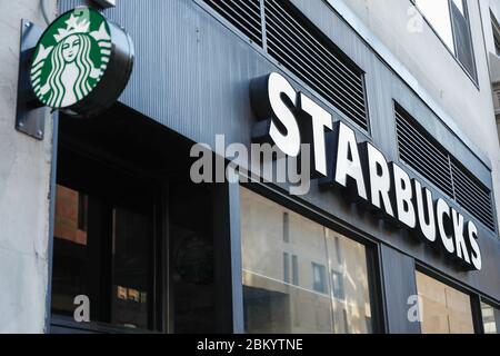 New York, Osh Oblasty, USA. Mai 2020. Ein Starbucks Logo, das auf einem ihrer Niederlassungen zu sehen ist. Kredit: John Lamparski/SOPA Images/ZUMA Wire/Alamy Live News Stockfoto
