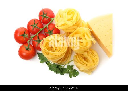 Leckere Pasta und Zutaten auf weißem Hintergrund isoliert Stockfoto