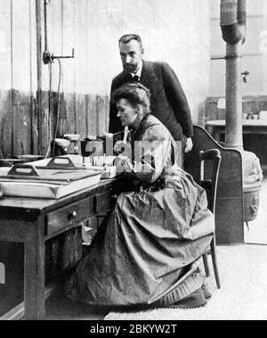 MARIE UND PIERRE CURIE bei der Arbeit in ihrem Pariser Labor um 1905 Stockfoto