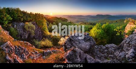 Sprinf Wald Bergpanorama Landschaft bei Sonnenaufgang, Slowakei Stockfoto