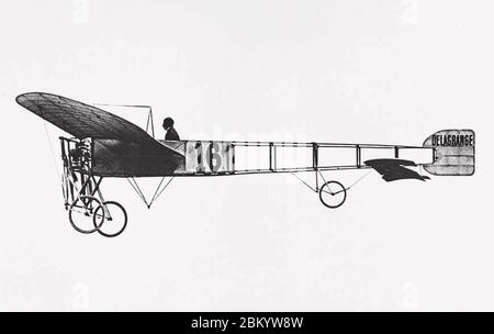LOUIS BLÉRIOT (1872-1936) Französischer Flieger und Ingenieur pilotiert seinen Typ XI, in dem er 1909 den Ärmelkanal überquerte. Stockfoto