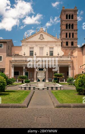 Basilika Santa Cecilia façade / Außen / Innenhof in Trastevere, Rom, Italien, Europa. Erbaut im 5. Jahrhundert Stockfoto