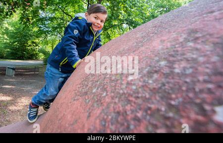 Hannover, Deutschland. Mai 2020. Moritz (5) klettert auf einen Spielplatz, der kurz zuvor freigegeben wurde. Die aufgrund der Corona-Pandemie geschlossenen Spielplätze werden am 06.05.2020 zur Freude vieler Kinder wieder eröffnet. Kredit: Julian Stratenschulte/dpa/Alamy Live News Stockfoto