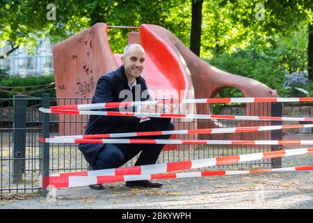 Hannover, Deutschland. Mai 2020. BELIT Onay (Bündnis 90/die Grünen), Oberbürgermeister der Stadt Hannover, schneidet das Absperrband auf einem städtischen Spielplatz mit einer Schere ab. Die aufgrund der Corona-Pandemie geschlossenen Spielplätze werden am 06.05.2020 zur Freude vieler Kinder wieder eröffnet. Kredit: Julian Stratenschulte/dpa/Alamy Live News Stockfoto